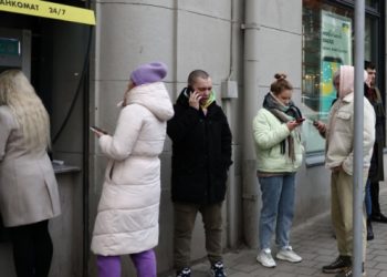 Ukrayna'da d&ouml;viz &ccedil;ekmek yasaklandı