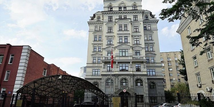 Ukrayna'da yaşayan Türkiyeli yurttaşların tahliye operasyonu: Kendi imkânlarımızla çıkmaya çalışıyoruz