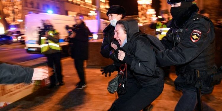 Ukrayna'nın işgali Rusya'da protesto edildi, gözaltılar var