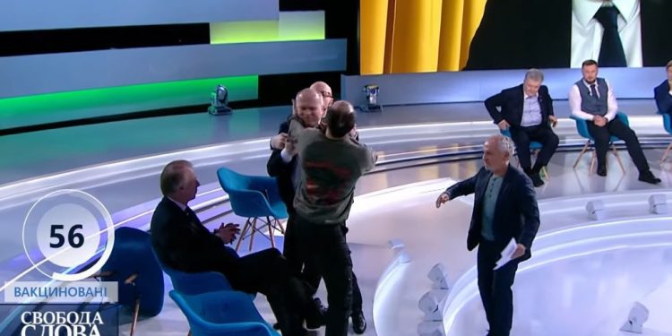 Ukrayna’da canlı yayında gazeteci, Rusya yanlısı milletvekiline tokat attı; ortalık karıştı
