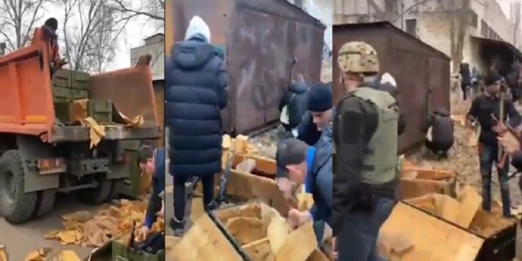 Ukrayna’da halka kamyonlarla silah dağıtıldı