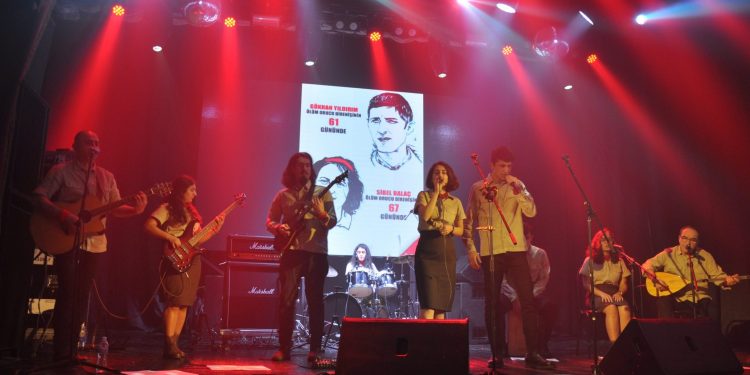 Ukrayna’ya bomba yağarken Moskova’da konser veren Grup Yorum’a tepki