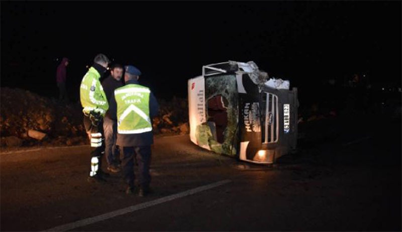 Urfa'da otomobil ile minibüs çarpıştı: 13 yaralı