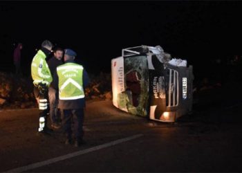 Urfa'da otomobil ile minibüs çarpıştı: 13 yaralı