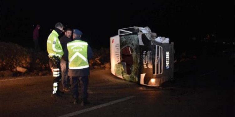 Urfa'da otomobil ile minibüs çarpıştı: 13 yaralı