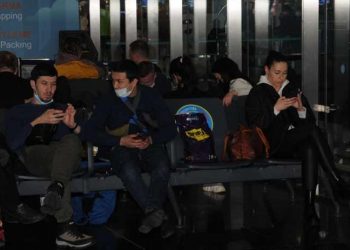 Uçuşları iptal olan Ukraynalı yolcular, İstanbul Havalimanı'nda kaldı