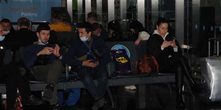 Uçuşları iptal olan Ukraynalı yolcular, İstanbul Havalimanı'nda kaldı