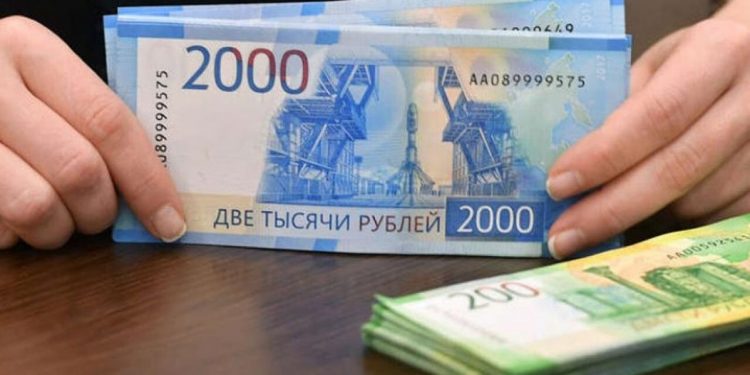 Yaptırımların ardından ruble yüzde 30'a yakın değer kaybetti