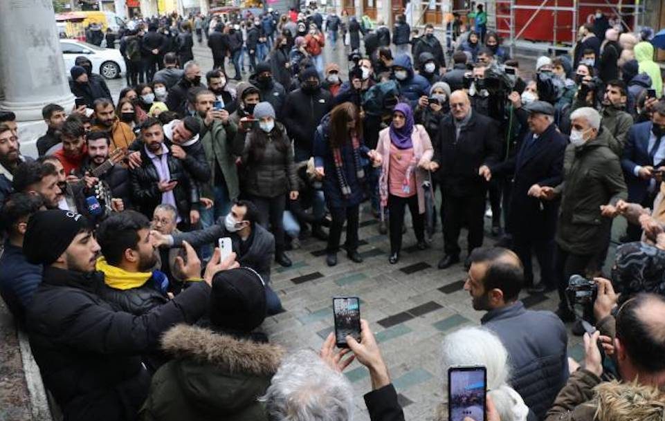 Yasak böyle protesto edildi: ‘Her yerde her zaman Kürtçe müzik yapılacak…’