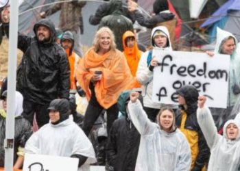 Yeni Zelanda'da parlamento önündeki eyleme yetkililerden "ilginç müdahale": Fıskiyeler açıldı; Baby Shark çalındı