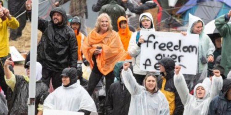 Yeni Zelanda'da parlamento önündeki eyleme yetkililerden "ilginç müdahale": Fıskiyeler açıldı; Baby Shark çalındı