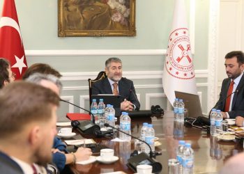 Yeniçağ yazarı Özdemir: Bakan Nebati 'anlayamazsınız' dedi mi demedi mi önemi yok; dünyadaki bütün ekonomist ve fon yöneticileri bizi anlamıyor