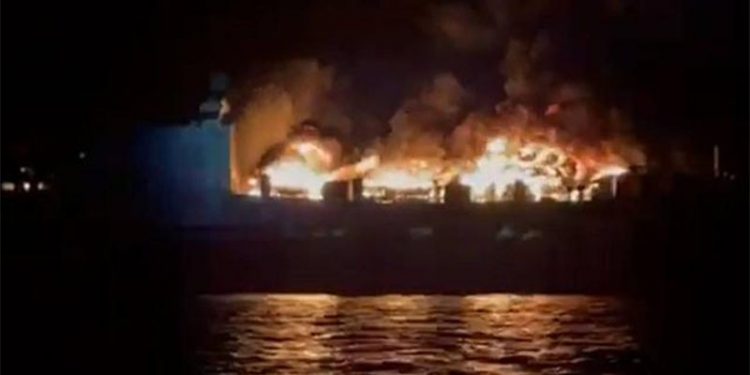 Yunanistan'da 288 yolcu taşıyan gemide yangın çıktı