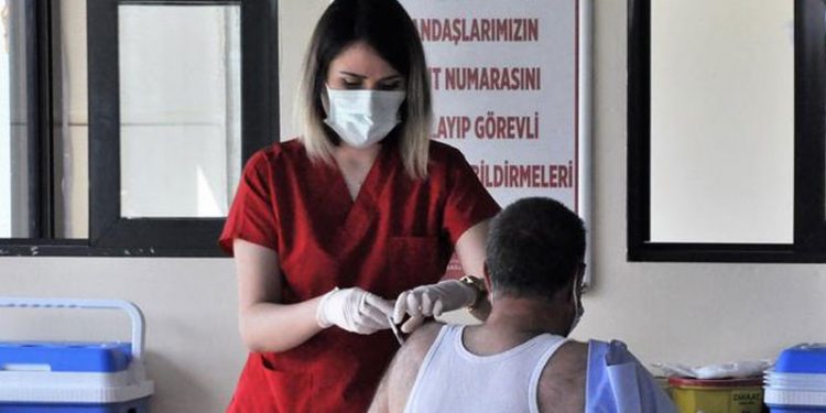 Zorunlu aşı: Türkiye'de mümkün mü?