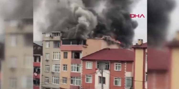 Çatı yangınında mahsur kalan engelli çocuk kurtarılamadı