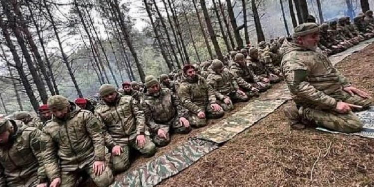 Çeçen ordusu Putin’in emriyle harekete geçti! Ukrayna işgali öncesi namaz kılıp dua ettiler