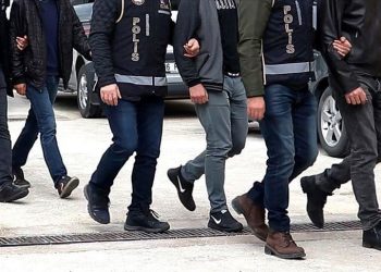 Çeşme’de yurt dışına kaçacakları iddiasıyla 12 kişi tutuklandı