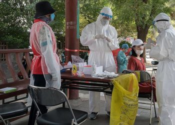 Çin'de 3,6 milyonluk sınır kentinde Covid-19 nedeniyle karantina ilan edildi