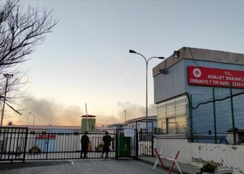 &Uuml;mraniye Cezaevi&rsquo;nde mahkumlar &lsquo;hak ihllallerine&rsquo; isyan etmiş