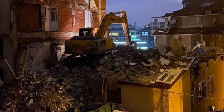 Üsküdar'da patlamanın yaşandığı binada yıkım çalışması tamamlandı