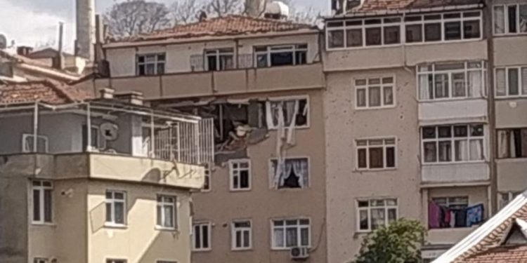 Üsküdar’da doğalgaz patlamasında 4 kişi yaralandı