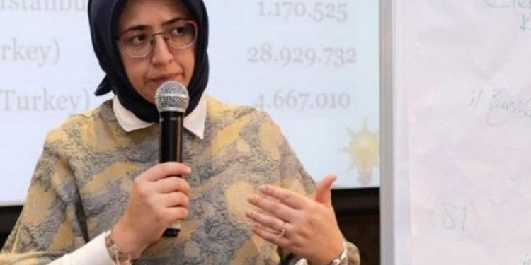 İBB, bütçesinden AKP Kadın Kolları Başkanı'na aktarılan parayı geri istiyor