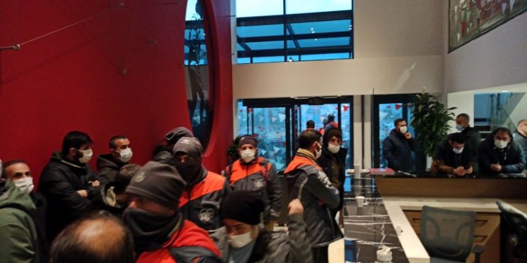 İBB'ye bağlı işçiler CHP il binasında eylemde