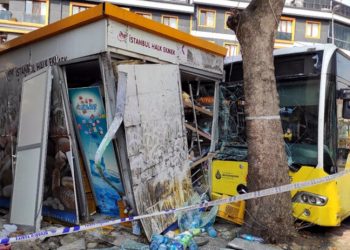 İETT otobüsü Halk Ekmek büfesine çarptı