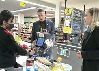 İYİ Partili Dikbayır asgari ücretle markete gitti: Kasada kaldı, ürünler eksildi, gramajı azaldı