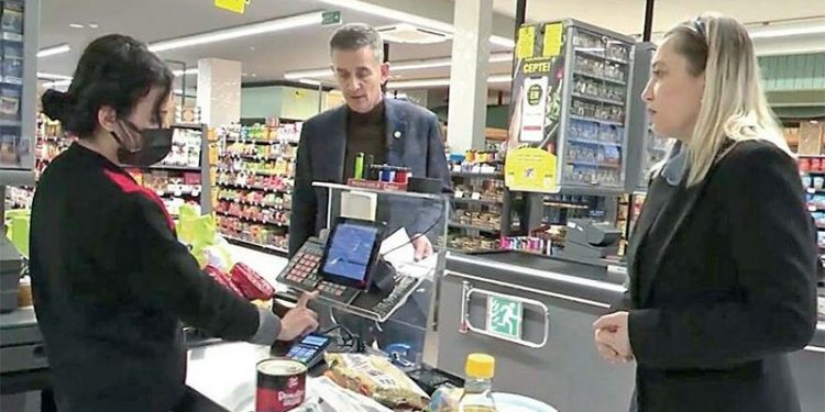 İYİ Partili Dikbayır asgari ücretle markete gitti: Kasada kaldı, ürünler eksildi, gramajı azaldı