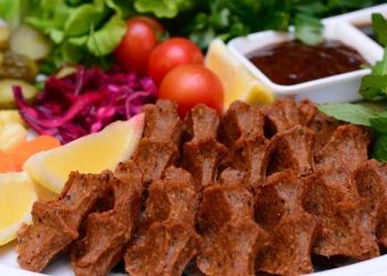 İmamlar camide çiğ köfte partisi verdi