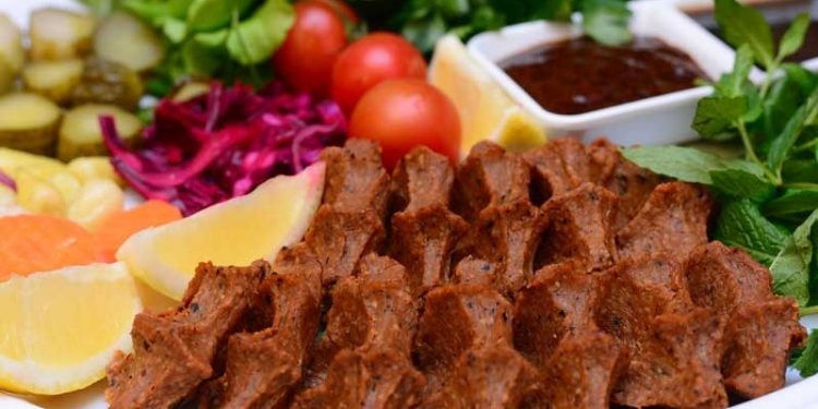 İmamlar camide çiğ köfte partisi verdi