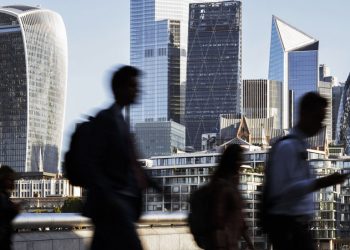 İngiltere, zengin yabancılara verilen yatırımcı vizesini kaldırıyor