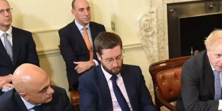 İngiltere'de Başbakanlık'ta üst düzey beş yetkili art arda istifa etti, Johnson personele 'değişim iyidir' dedi