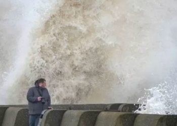 İngiltere'de Eunice Fırtınası sebebiyle milyonlarca insana dışarı çıkmama uyarısı yapıldı