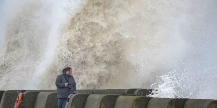 İngiltere'de Eunice Fırtınası sebebiyle milyonlarca insana dışarı çıkmama uyarısı yapıldı