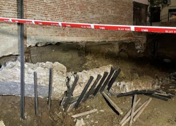 İnşaat sırasında yan binanın temelinde göçtü oluştu