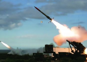 İran'dan 1450 km menzilli yeni füzesi 'Hayberşeken'i tanıttı