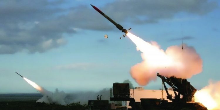 İran'dan 1450 km menzilli yeni füzesi 'Hayberşeken'i tanıttı