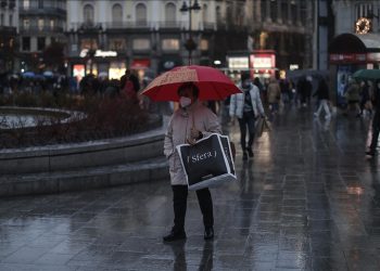 İspanya'da açık alanda maske kullanma zorunluluğu kaldırıldı
