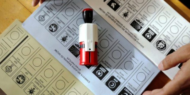 İstanbul'da anket: Milletvekili seçiminde AKP, belediye seçiminde CHP önde