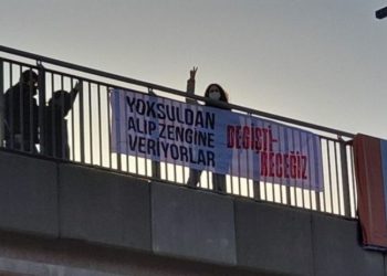 İstanbul’un birçok noktasına ‘Değişti-receğiz’ pankartı asıldı