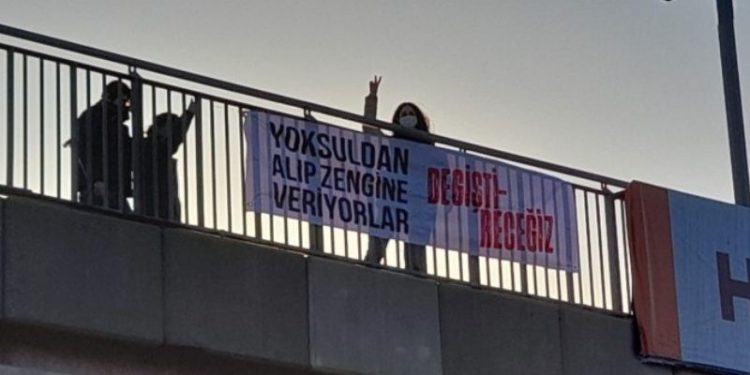 İstanbul’un birçok noktasına ‘Değişti-receğiz’ pankartı asıldı