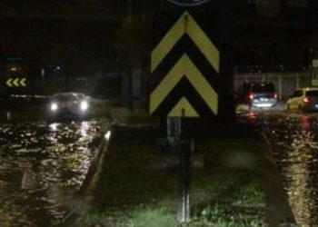 İzmir'de sağanak yağış hayatı olumsuz etkiledi