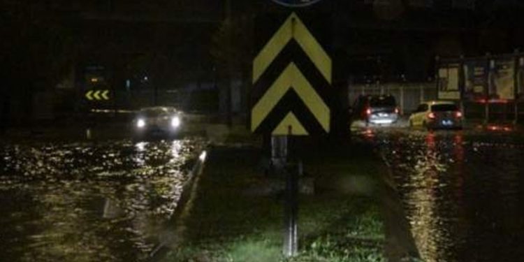 İzmir'de sağanak yağış hayatı olumsuz etkiledi