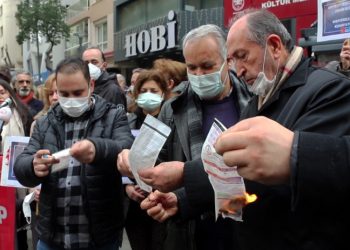 İzmir'in 30 ilçesinde zamlar protesto edildi