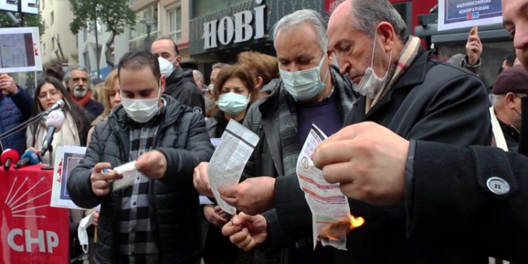 İzmir'in 30 ilçesinde zamlar protesto edildi
