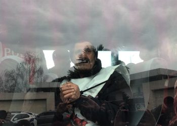 İşten atılan Migros işçilerine, Tuncay Özilhan’ın evinin önünde ters kelepçe ile gözaltı