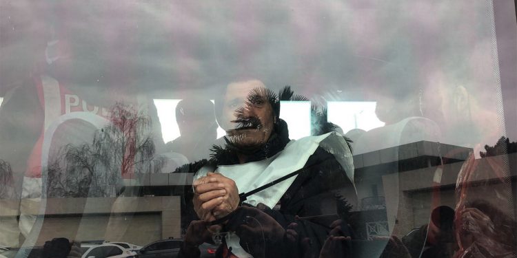 İşten atılan Migros işçilerine, Tuncay Özilhan’ın evinin önünde ters kelepçe ile gözaltı