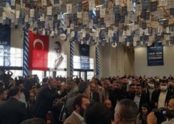 ‘Kürt sorunu yoktur’ diyen AKP’li tepki çekince kurulu terk etti